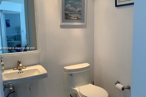 Condo in Surfside, Florida, 1 bedroom  № 1926251 - photo 18