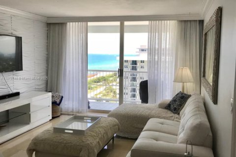 Condo in Surfside, Florida, 1 bedroom  № 1926251 - photo 2