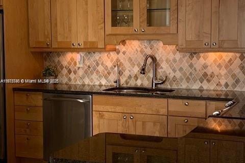 Condo in Surfside, Florida, 1 bedroom  № 1926251 - photo 14