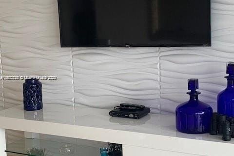 Condo in Surfside, Florida, 1 bedroom  № 1926251 - photo 12