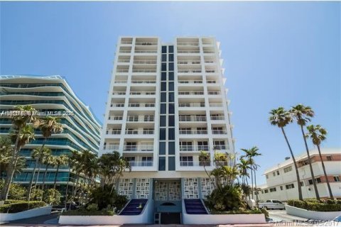 Condo in Surfside, Florida, 1 bedroom  № 1926251 - photo 28