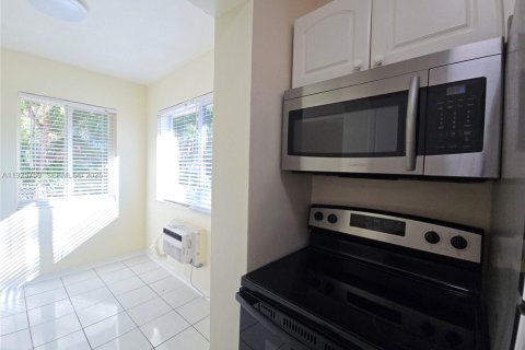 Снять в аренду виллу или дом в Холливуд, Флорида 1 спальня, 245.26м2, № 1984218 - фото 3