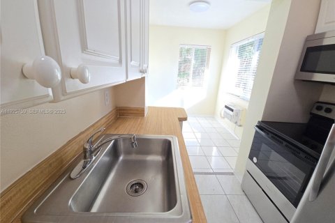 Снять в аренду виллу или дом в Холливуд, Флорида 1 спальня, 245.26м2, № 1984218 - фото 4