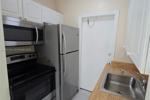 Снять в аренду виллу или дом в Холливуд, Флорида 1 спальня, 245.26м2, № 1984218 - фото 5