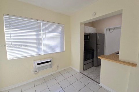 Снять в аренду виллу или дом в Холливуд, Флорида 1 спальня, 245.26м2, № 1984218 - фото 17