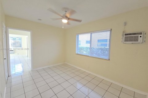 Снять в аренду виллу или дом в Холливуд, Флорида 1 спальня, 245.26м2, № 1984218 - фото 13