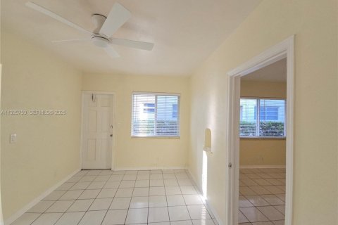 Снять в аренду виллу или дом в Холливуд, Флорида 1 спальня, 245.26м2, № 1984218 - фото 2