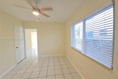 Снять в аренду виллу или дом в Холливуд, Флорида 1 спальня, 245.26м2, № 1984218 - фото 1