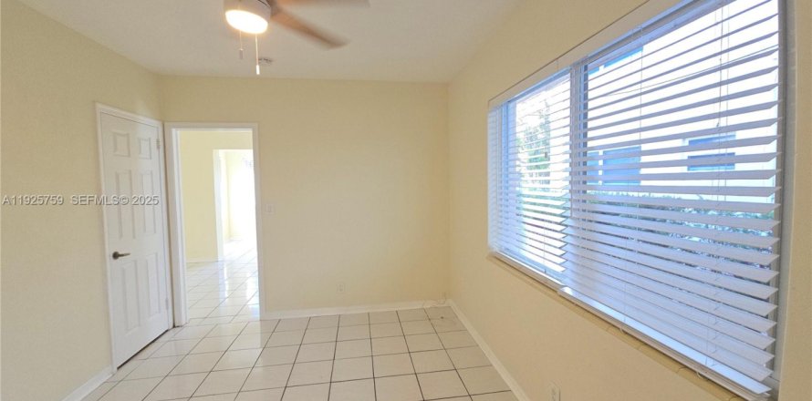 Дом в Холливуд, Флорида 1 спальня, 245.26м2 № 1984218