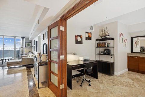 Condo in Hallandale Beach, Florida, 3 bedrooms  № 1888937 - photo 28