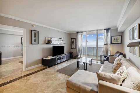 Condo in Hallandale Beach, Florida, 3 bedrooms  № 1888937 - photo 14