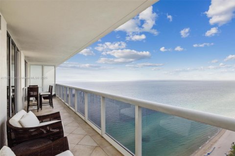 Condo in Hallandale Beach, Florida, 3 bedrooms  № 1888937 - photo 3