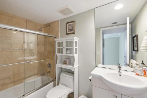 Condo in Hallandale Beach, Florida, 3 bedrooms  № 1888937 - photo 21