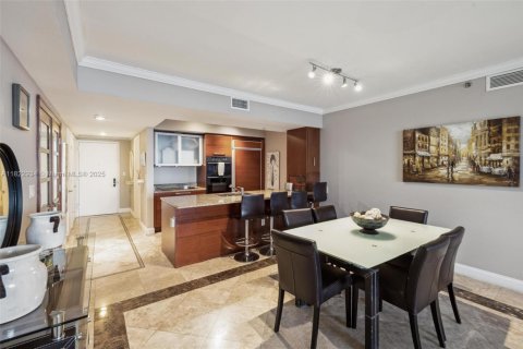 Condo in Hallandale Beach, Florida, 3 bedrooms  № 1888937 - photo 16