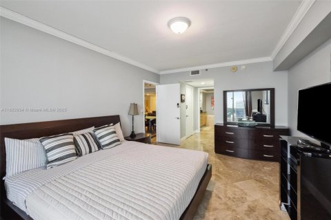 Condo in Hallandale Beach, Florida, 3 bedrooms  № 1888937 - photo 9
