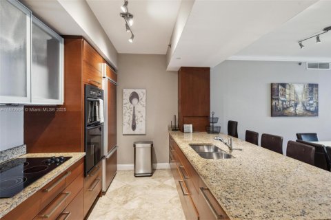 Condo in Hallandale Beach, Florida, 3 bedrooms  № 1888937 - photo 24