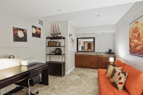 Condo in Hallandale Beach, Florida, 3 bedrooms  № 1888937 - photo 27