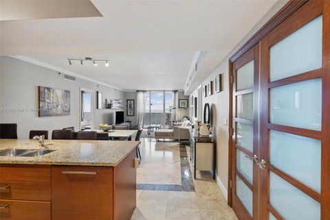 Condo in Hallandale Beach, Florida, 3 bedrooms  № 1888937 - photo 26