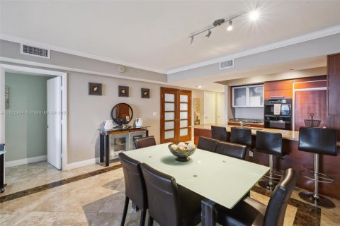 Condo in Hallandale Beach, Florida, 3 bedrooms  № 1888937 - photo 18