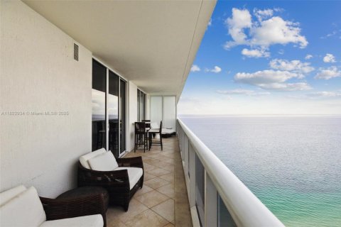 Condo in Hallandale Beach, Florida, 3 bedrooms  № 1888937 - photo 2