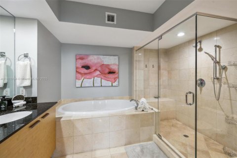 Condo in Hallandale Beach, Florida, 3 bedrooms  № 1888937 - photo 11