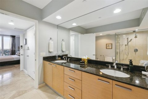 Condo in Hallandale Beach, Florida, 3 bedrooms  № 1888937 - photo 12