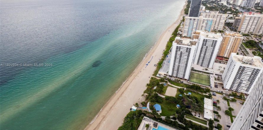 Condo in Hallandale Beach, Florida, 3 bedrooms № 1888937
