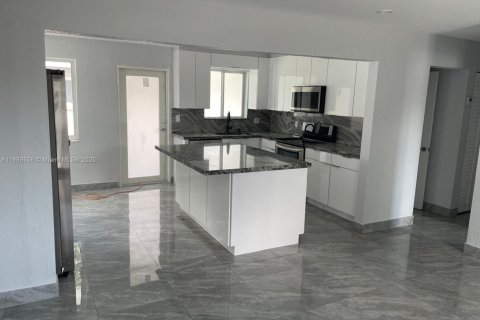 Villa ou maison à louer à Miami, Floride: 3 chambres, 210.7 m2 № 1940998 - photo 4