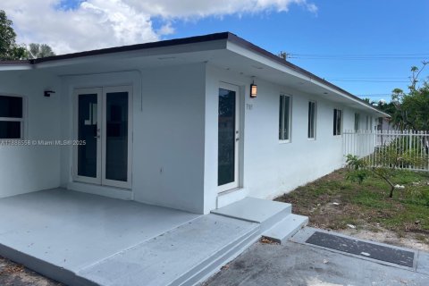 Villa ou maison à louer à Miami, Floride: 3 chambres, 210.7 m2 № 1940998 - photo 2