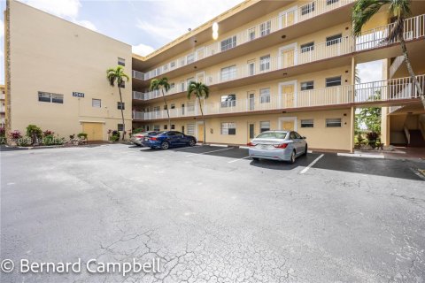 Condominio en venta en Lauderdale Lakes, Florida, 2 dormitorios, 102.38 m2 № 2055408 - foto 2