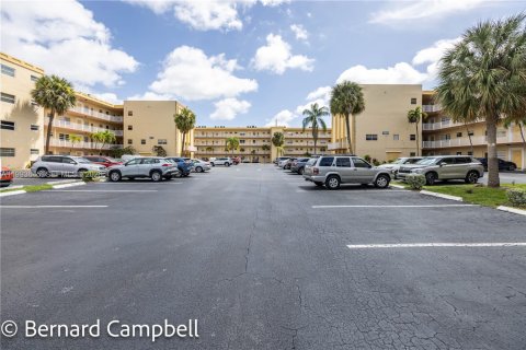 Condominio en venta en Lauderdale Lakes, Florida, 2 dormitorios, 102.38 m2 № 2055408 - foto 1