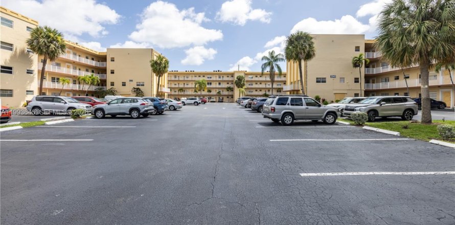 Condominio en Lauderdale Lakes, Florida, 2 dormitorios  № 2055408