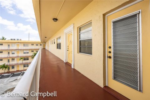 Condominio en venta en Lauderdale Lakes, Florida, 2 dormitorios, 102.38 m2 № 2055408 - foto 3