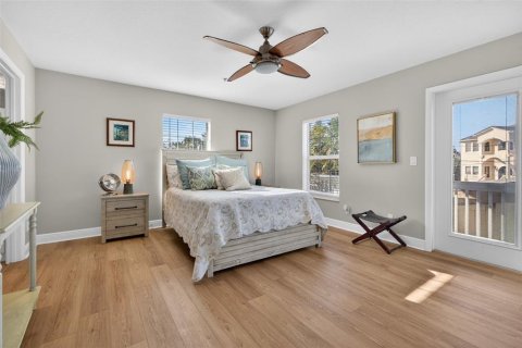 House in Saint Petersburg, Florida 3 bedrooms, 302.68 sq.m. № 2211077 - photo 24