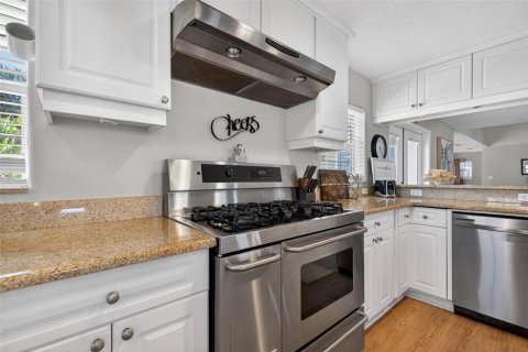 House in Saint Petersburg, Florida 3 bedrooms, 302.68 sq.m. № 2211077 - photo 12