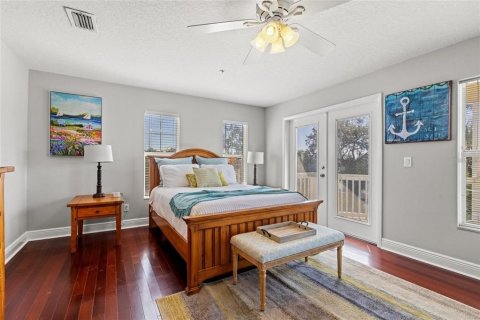 House in Saint Petersburg, Florida 3 bedrooms, 302.68 sq.m. № 2211077 - photo 28