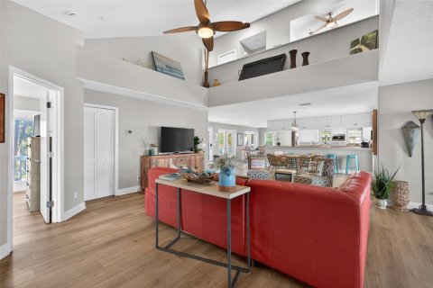House in Saint Petersburg, Florida 3 bedrooms, 302.68 sq.m. № 2211077 - photo 18