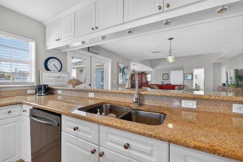 House in Saint Petersburg, Florida 3 bedrooms, 302.68 sq.m. № 2211077 - photo 14