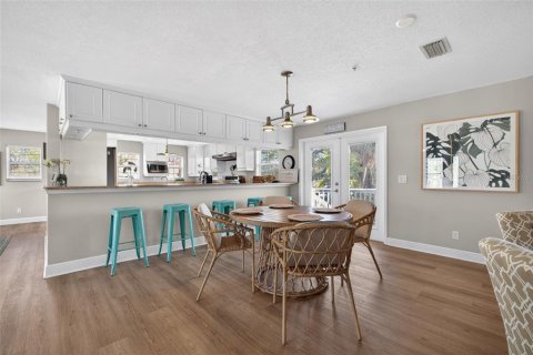 House in Saint Petersburg, Florida 3 bedrooms, 302.68 sq.m. № 2211077 - photo 7