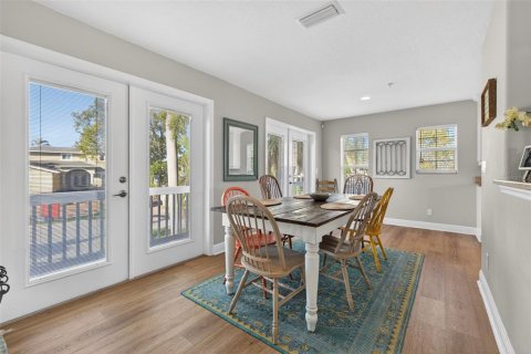 House in Saint Petersburg, Florida 3 bedrooms, 302.68 sq.m. № 2211077 - photo 6