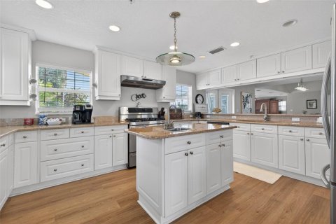 House in Saint Petersburg, Florida 3 bedrooms, 302.68 sq.m. № 2211077 - photo 10