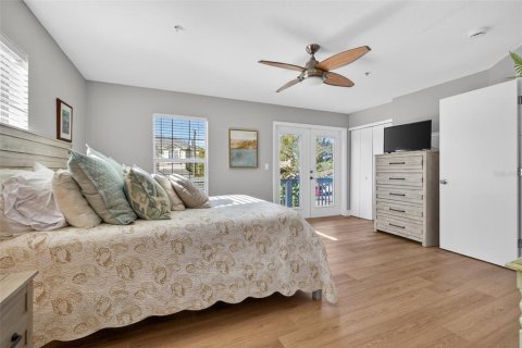 House in Saint Petersburg, Florida 3 bedrooms, 302.68 sq.m. № 2211077 - photo 25