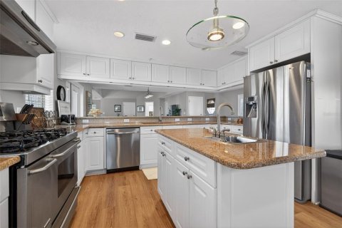 House in Saint Petersburg, Florida 3 bedrooms, 302.68 sq.m. № 2211077 - photo 11