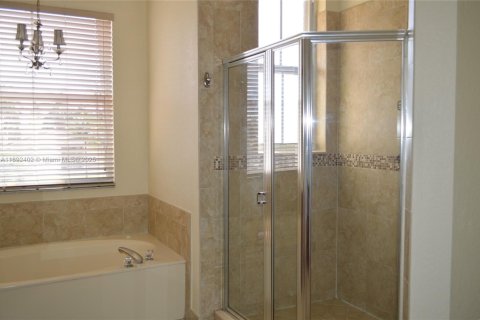 House in Miramar, Florida 4 bedrooms, 245.08 sq.m. № 1948529 - photo 11