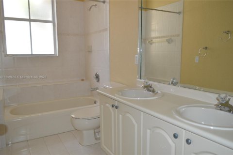 House in Miramar, Florida 4 bedrooms, 245.08 sq.m. № 1948529 - photo 17