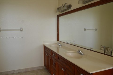 House in Miramar, Florida 4 bedrooms, 245.08 sq.m. № 1948529 - photo 12