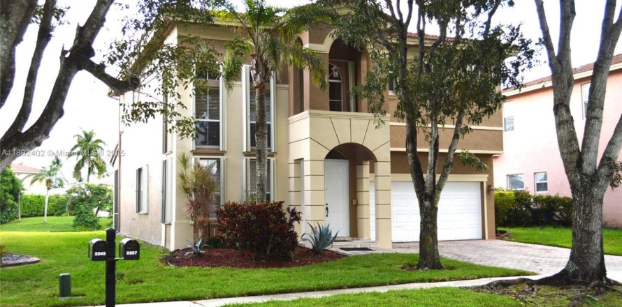 House in Miramar, Florida 4 bedrooms, 245.08 sq.m. № 1948529