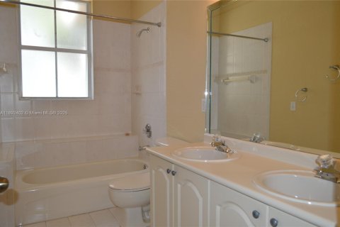 House in Miramar, Florida 4 bedrooms, 245.08 sq.m. № 1948529 - photo 16