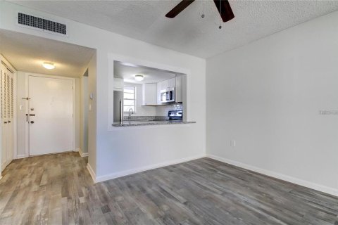 Condo in New Port Richey, Florida, 2 bedrooms  № 1817378 - photo 17