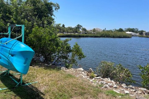 Condo in New Port Richey, Florida, 2 bedrooms  № 1817378 - photo 9